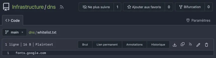 Capture d'écran de l'interface web de la forge logicielle Gitea, montrant notamment le bouton nommé 'Brut' offrant un lien direct vers le fichier concerné.